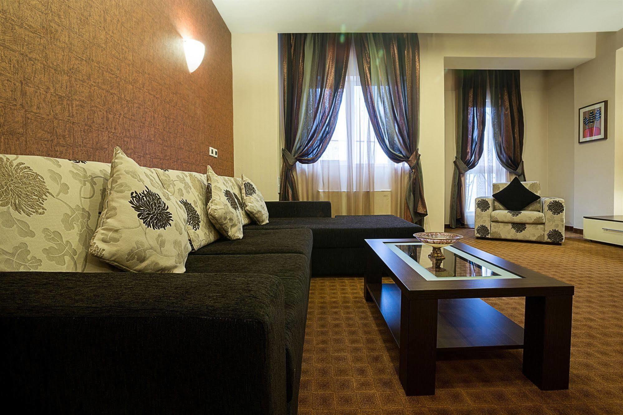 Inter Business Bucharest Hotel ภายนอก รูปภาพ
