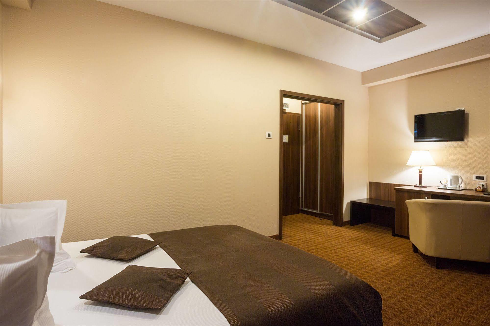 Inter Business Bucharest Hotel ภายนอก รูปภาพ
