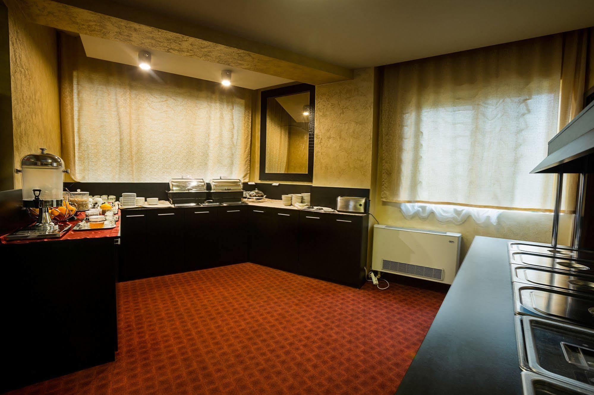 Inter Business Bucharest Hotel ภายนอก รูปภาพ